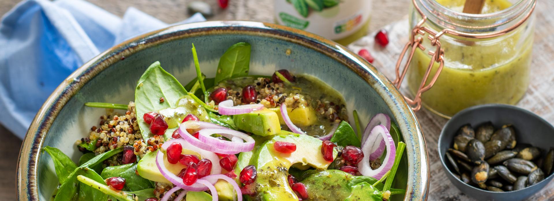 Superfood-Powersalat mit Quinoa, Granatapfel und Avocado Superfood-Powersalat mit Quinoa, Granatapfel und Avocado