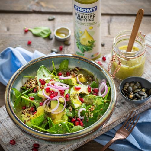 Superfood-Powersalat mit Quinoa, Granatapfel und Avocado