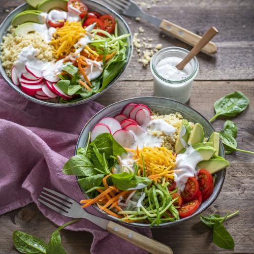 Bunte Salatbowl mit Couscous und Joghurt-Dressing